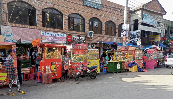মোহাম্মদপুর টাউনহল কাঁচা বাজার ঢাকার অন্যতম ব্যস্ত এবং পরিচিত পাইকারি ও খুচরা বাজার, যা সাশ্রয়ী মূল্যে নিত্যপ্রয়োজনীয় পণ্য যেমন মাছ, মাংস, শাক-সবজি ও ফলের জন্য পরিচিত।