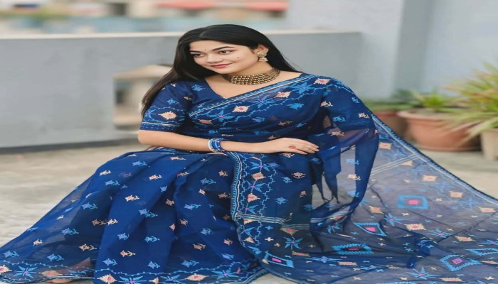 শাড়িতে নারীর আসল সৌন্দর্য " -