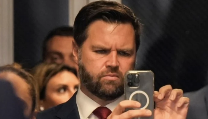 ​যুক্তরাষ্ট্র-ইরান শান্তি আলোচনায় ১২ বার ট্রাম্পকে ফোন করেছিলেন ভ্যান্স