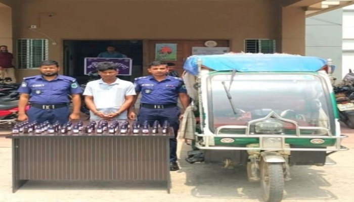 নওগাঁর পত্নীতলায় ৭০ বোতল ভারতীয় ESKUF মাদকদ্রব্য সহ ইজিবাইক আটক, গ্রেপ্তার ১""