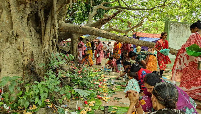 শুরু হলো শতবর্ষী ‘বউ মেলা’ সোনারগাঁয়ে শুরু হয়েছে শতবর্ষী ‘বউ মেলা’।