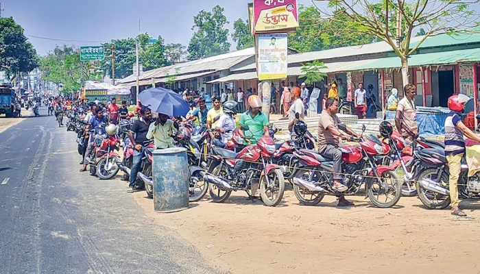 পেট্রোল পাম্পে হাহাকার, সরকার বলছে মজুত সন্তোষজনক