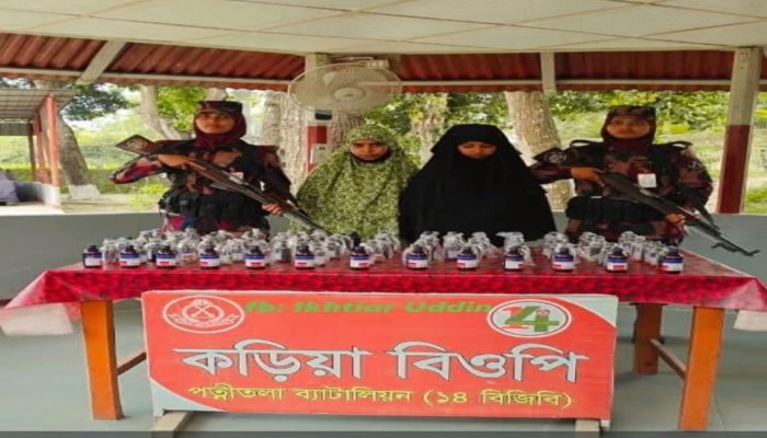 সীমান্তে বিজিবি'র অভিযানে ৯৮ বোতল ভারতীয় মাদকদ্রব্য ESKUF উদ্ধার, গ্রেফতার ২ নারী"