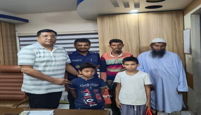 নওগাঁ জেলার ঢাকা বাস স্ট্যান্ড থেকে নাবালক ১১/১২ বছরের ২ শিশু উদ্ধার তাদের আত্মীয়ের নিকট হস্তান্তর