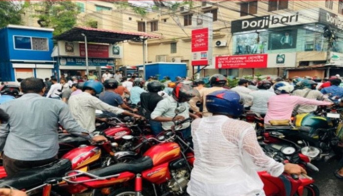 টাঙ্গাইলের ধনবাড়ীতে ভ্রাম্যমাণ আদালতের অভিযানে পাম্প থেকে তেল জব্দ