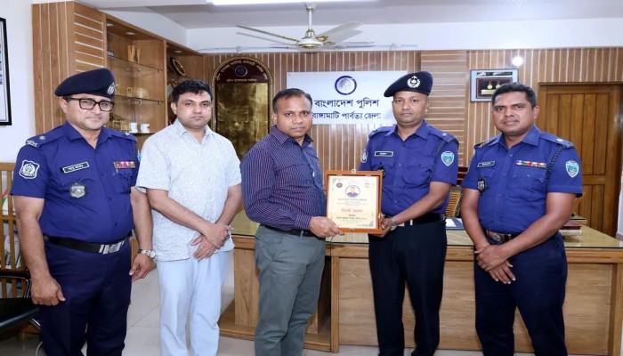 রাঙ্গামাটিতে জেলা পুলিশের দুই পরিদর্শককে বিদায় সংবর্ধনা প্রদান