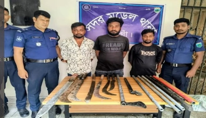 "নওগাঁ সদর উপজেলার সুলতানপুরে জেলা পুলিশের অভিযান, বিপুল পরিমাণ দেশীয় অস্ত্রসহ ৩ সন্ত্রাসী গ্রেফতার""