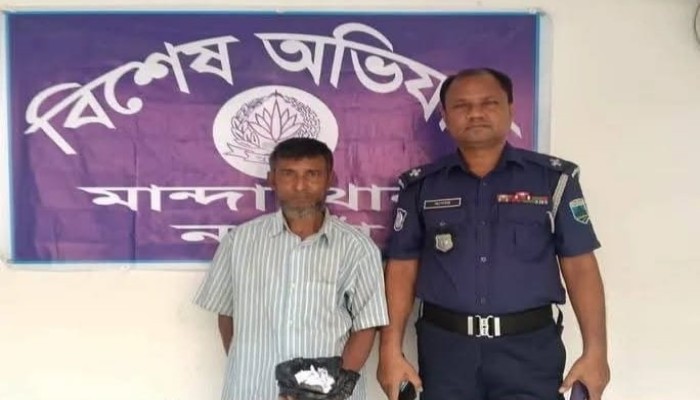 "নওগাঁর মান্দা থানার মাদকবিরোধী অভিযানে ১৪০ পিস ইয়াবা ট্যাবলেট এবং ১৪০ গ্রাম গাঁজা সহ ২ জন মাদক কারবারী গ্রেফতার""