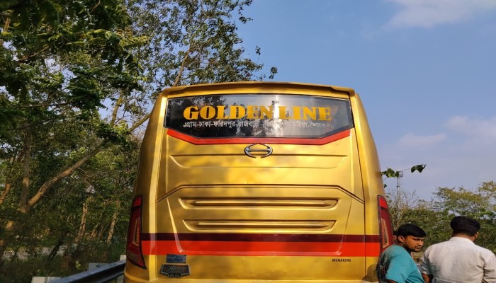 ফরিদপুর থেকে ঢাকাগামী “Golden Line” বাসে চাকা বিস্ফোরণ: রক্ষণাবেক্ষণ নিয়ে গুরুতর প্রশ্ন