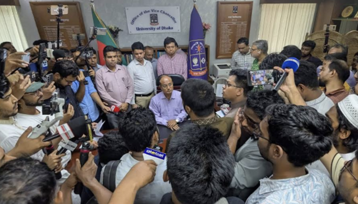 ক্লাস শুরু হলেও হলে নবীনরা সিট পাচ্ছে না, প্রতিবাদে ডাকসুর অবস্থান কর্মসূচি