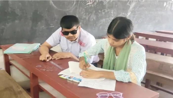 চোখে আলো নেই, তবু স্বপ্ন অটুট শরীফের শরীফ আলীর