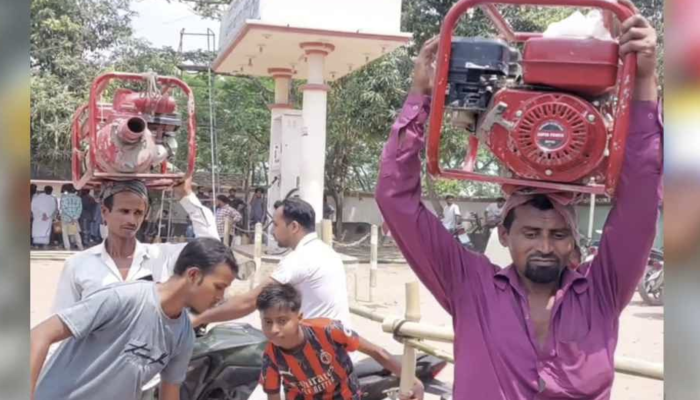 ​ডিজেল নিতে সেচ পাম্প মাথায় নিয়ে পাম্পে কৃষক