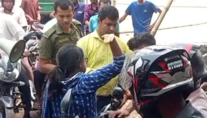 ​ফুয়েল কার্ডের ছবি অমিল থাকায় গ্যারেজ কর্মচারীকে ইউএনওর থাপ্পড়