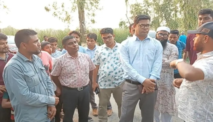 ঠাকুরগাঁওয়ে ফোনে অভিযোগ পেয়ে রাস্তার কাজে অনিয়ম ঠেকাতে ঘটনাস্থলে ডিসি