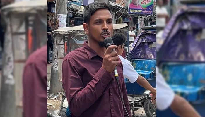 বন্ধ কার্যালয়ের সামনে মাইক বাজিয়ে ‘জয় বাংলা’ স্লোগান