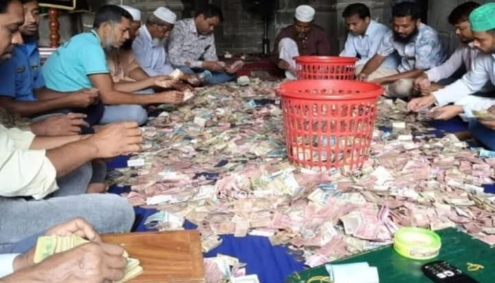 নওগাঁর কুসুম্বা মসজিদের দান বাক্সে পাওয়া গেছে সোনা""