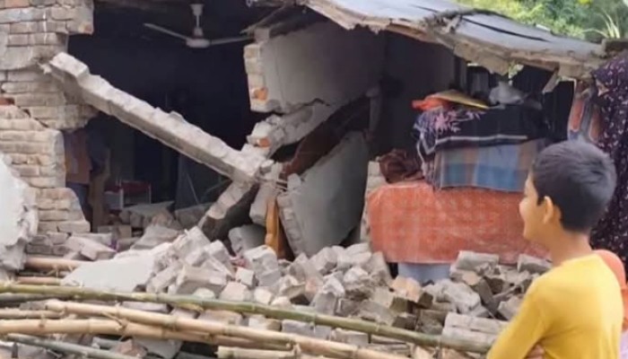 মেহেরপুরে নিয়ন্ত্রণ হারিয়ে মাদক বাহী প্রাইভেট কার দেওয়াল ভেঙ্গে বাড়ির ভিতরে  ঢুকে পড়ল ।