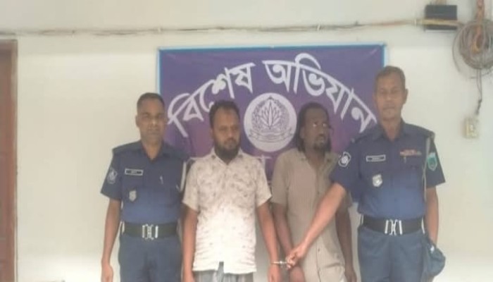 নওগাঁর মান্দা থানা পুলিশের অভিযানে অবৈধভাবে জ্বালানি তেল বিক্রির সময় ৬২০০ লিটার জ্বালানি তেলবাহী লরি আটক। গ্রেফতার ২""