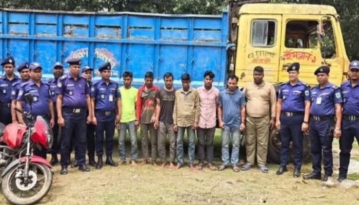 নওগাঁয় ডাকাতির প্রস্তুতি কালে দেশীয় অস্ত্র সহ ৭ ডাকাত সদস্য গ্রেফতার""