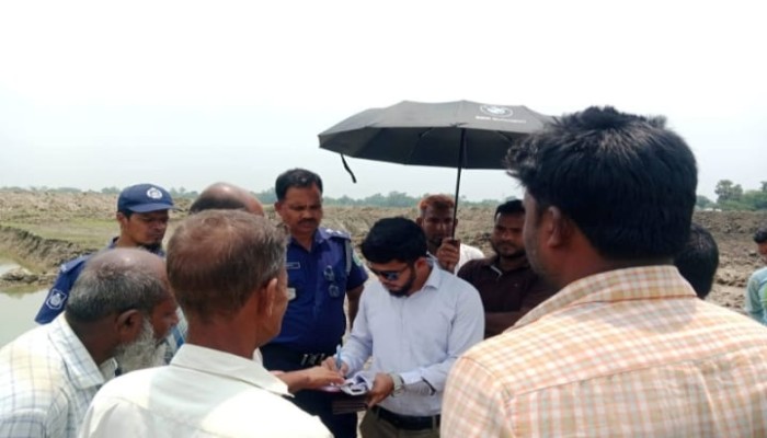 নওগাঁর মান্দায় অবৈধভাবে ধানী জমির মাটি কাটায় ৫০ হাজার টাকা জরিমানা আদায়"