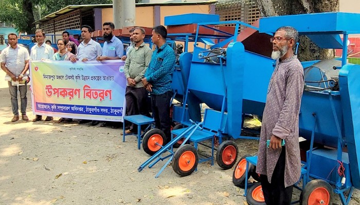 ঠাকুরগাঁওয়ে প্রান্তিক কৃষকদের মাঝে  ভার্মি কম্পোস্ট সেপারেটর মেশিন বিতরণ