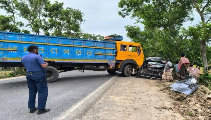 নওগাঁর মান্দা'য় ট্রাক মাইক্রোবাস মুখো মুখি সংঘর্ষ, মা ও ছেলে সহ আহত ৩"