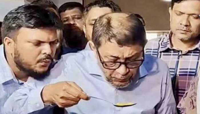​স্বাস্থ্যমন্ত্রীর চামচে ফুঁ দিয়ে ভাইরাল চিকিৎসক রিয়াজ