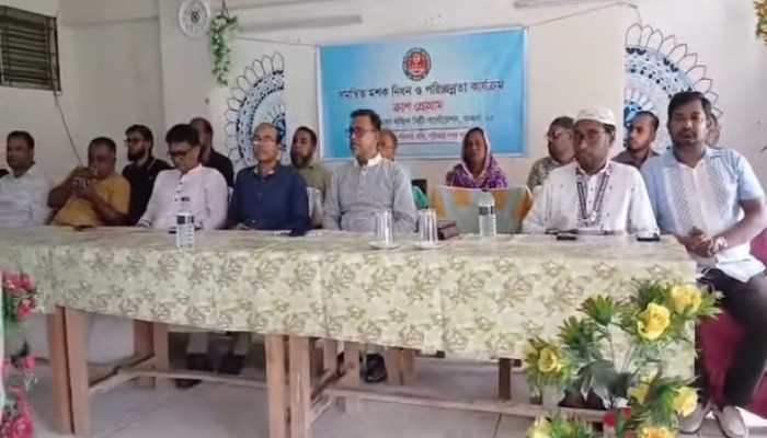 মানিকনগর মডেল হাই স্কুল এলাকায় ডিএসসিসির ক্র্যাশ প্রোগ্রাম পরিচালনা