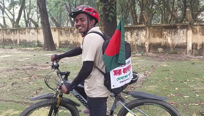দেশ দেখার নেশায় ঘর ছেড়েছেন ঠাকুরগাঁওয়ের মোবাশ্বের, সঙ্গী দুই চাকার বাহন