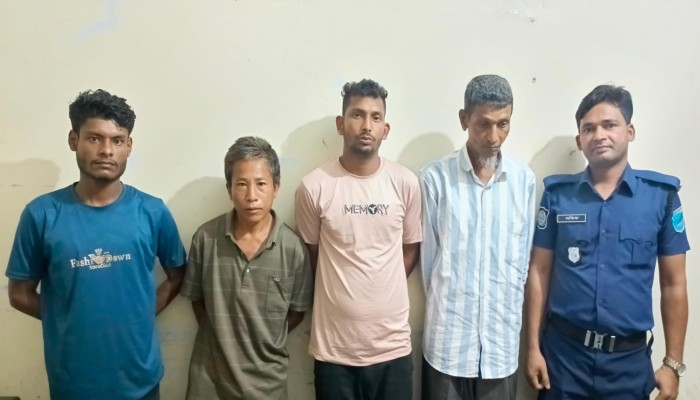 রাঙ্গামাটিতে কোতয়ালী পুলিশের বিশেষ অভিযান: চোলাইমদ ও সাজাপ্রাপ্ত আসামিসহ গ্রেফতার ৪