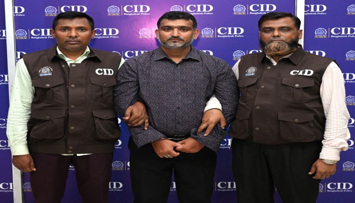 গ্রাহকের অজান্তে ক্রেডিট কার্ড উত্তোলন ও অর্থ আত্মসাৎঃ  সিআইডির হাতে  সাবেক ব্যাংক কর্মকর্তা গ্রেফতার