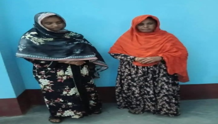নওগাঁ জেলার মাতাজি হাটে একদল নারী পুলিশের মাদকবিরোধী বিশেষ অভিযানে ৪২০ পিস ট্যাপেন্টাডল ট্যাবলেট সহ ২ নারী মাদক কারবারি গ্রেফতার"