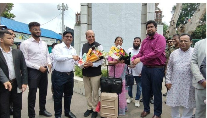 ঢাকায় নিযুক্ত ভারতের নতুন হাইকমিশনার দিনেশ ত্রিবেদী সড়কপথে বাংলাদেশে এসে পৌঁছেছেন।
