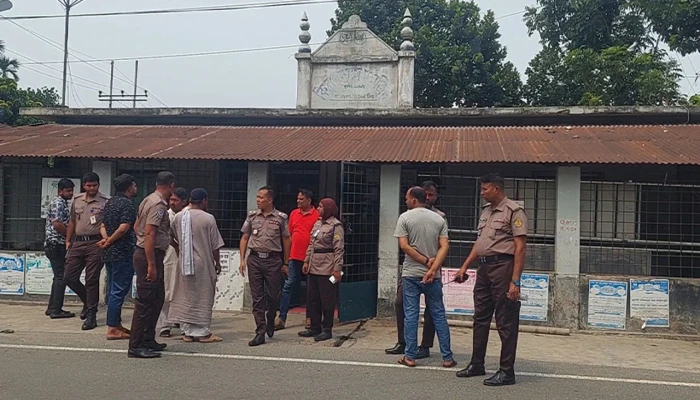 খুলনায় মসজিদে ঢুকে গুলি, দুই মুসল্লি আহত
