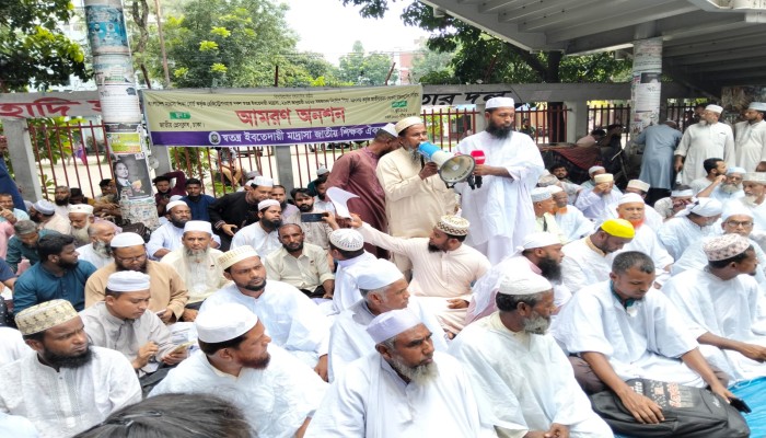জাতীয় প্রেসক্লাবের সামনে স্বতন্ত্র ইবতেদায়ী মাদ্রাসা শিক্ষকদের আমরণ অনশন শুরু।