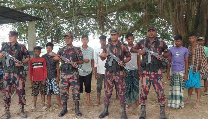 পুশইনের শঙ্কায় ঠাকুরগাঁও সীমান্তে বিজিবির সঙ্গে পাহারায় গ্রামবাসী