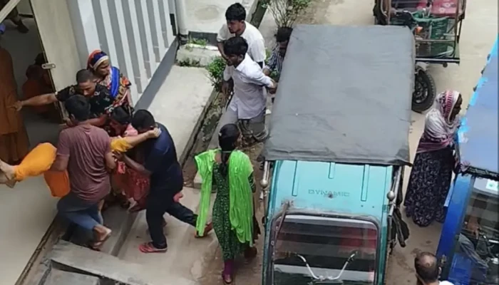 ​গাজীপুরে পোশাক কারখানায় পানি পান করে অসুস্থ ২ শতাধিক শ্রমিক