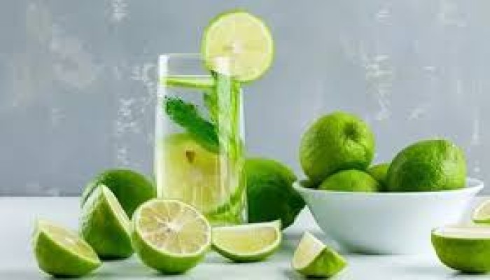 প্রচন্ড গরমে লেবু পানি পান করুন