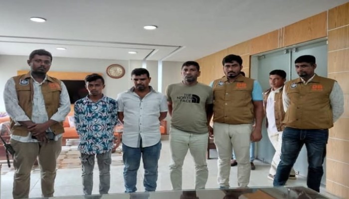 ভয়ঙ্কর রাসায়নিক ‘স্কোপোলামিন’ বা ‘শয়তানের নিঃশ্বাস’ ব্যবহারকারী ১ টি চক্রের ৩ সক্রিয় সদস্যকে গ্রেফতার করেছে নওগাঁ জেলা গোয়েন্দা পুলিশ (ডিবি)"
