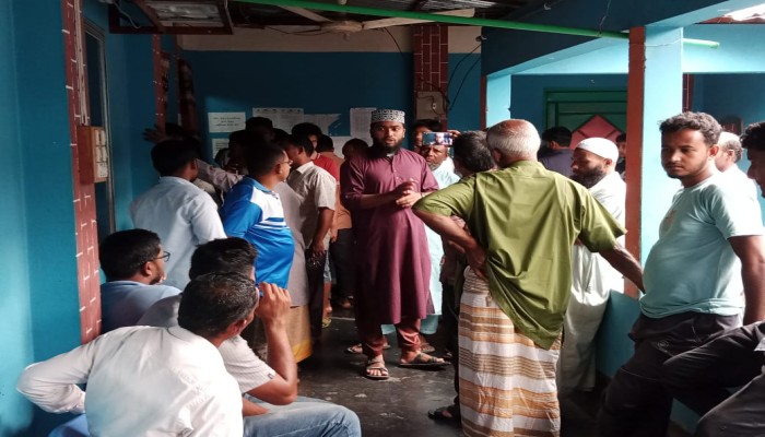 ডিমলায় দুর্নীতির অভিযোগে পল্লী বিদ্যুৎ অফিস ঘেরাও