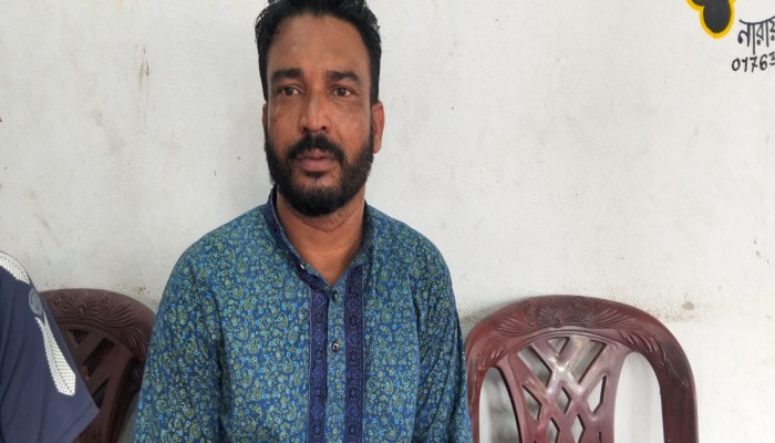 কৃষকের টাকা বিতরণ হারবাল দোকানে বাঁধা দেওয়ায় চাঁদাবাজির অভিযোগ।
