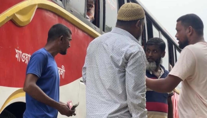 পদ্মা সেতুর দক্ষিণপ্রান্তে চাঁদাবাজির রাজত্ব! বাস থামিয়ে মাসে অর্ধকোটি টাকা আদায়ের অভিযোগ