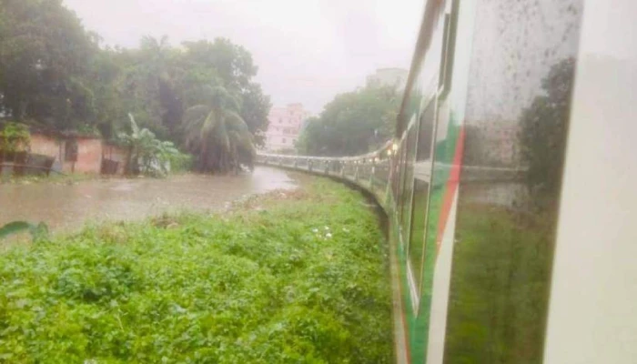 ​ভারী বৃষ্টিতে ডুবে গেল রেললাইন, মাঝপথে আটকা কক্সবাজারগামী ‘পর্যটক এক্সপ্রেস’.