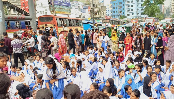 ​শিক্ষামন্ত্রীর পদত্যাগ দাবিতে অবরোধ, স্থবির রাজধানীর একাংশ