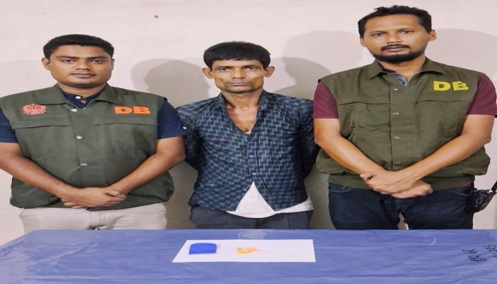 ঠাকুরগাঁওয়ে ৩২ মামলার আসামি চিহ্নিত মাদক ব্যবসায়ী মোজাম্মেল গ্রেপ্তার