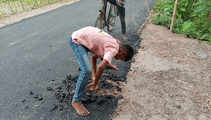 ​ডিমলায় রাস্তার কাজের ব্যাপক অনিয়ম,তদারকীতে গাফিলতি ; কাজ আটকে দিলেন স্থানীয় জনতা