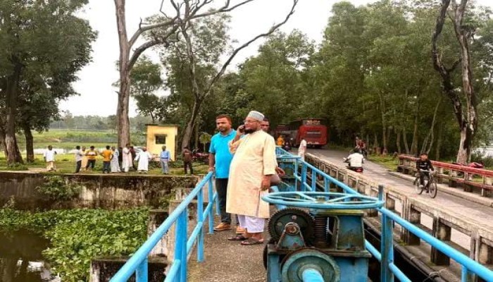 জলকপাটের পরিচর্যার অবহেলায় পানি বন্দি হাজারো মানুষ ; পরিদর্শনে জামায়াত আমীর