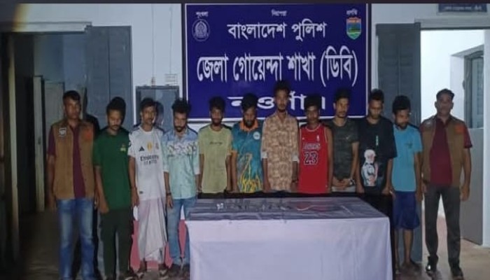 নওগাঁ জেলা পুলিশ সুপারের নির্দেশে শহরের নুনিয়াপট্টি ও সুইপার কলোনিতে 'ডিবি'র মাদকবিরোধী অভিযান। গ্রেফতার ১০"'