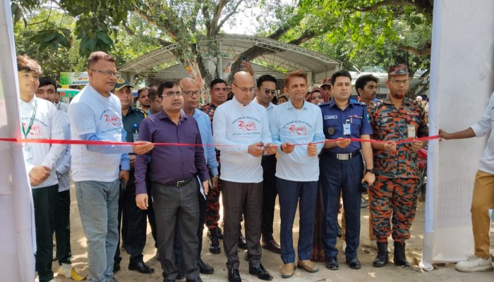 সবুজ বাংলাদেশ গড়ার উদ্যোগে বৃক্ষরোপণ অভিযান ও বৃক্ষমেলা উদ্বোধন করেন ----------------- ডিসি আবু ছালেহ