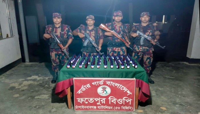 চাঁপাইনবাবগঞ্জ সীমান্তে ৫৩ বিজিবির অভিযানে ৯৬ বোতল ভারতীয় এস্কাফ সিরাপ জব্দ